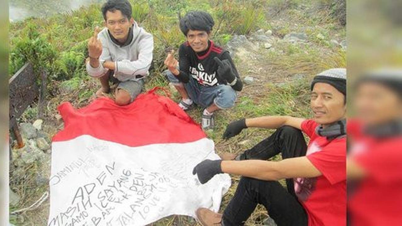 Miris, bendera Merah Putih dicoret-coret di Gunung Talang