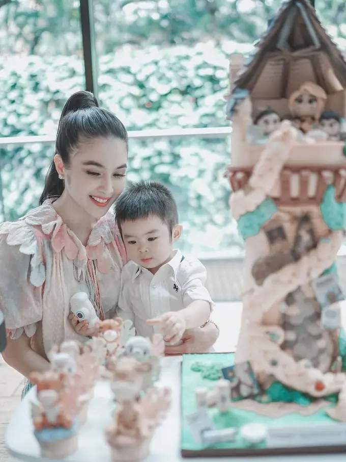 [Fimela] Potret Ultah Sandra Dewi