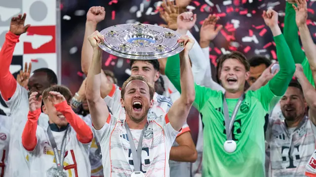 Foto: Hapus Label Raja Tanpa Mahkota, Detik-detik Harry Kane Akhirnya Angkat Trofi Juara