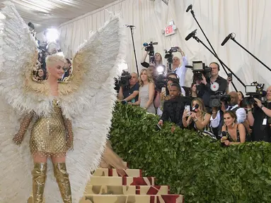 Penyanyi Katy Perry saat menghadiri Met Gala 2018 di Metropolitan Museum of Art, New York (7/5). Tema Met Gala kali ini adalah “Heavenly Bodies: Fashion and the Catholic Imagination”. (Neilson Barnard / Getty Images / AFP)
