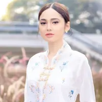 Syifa hadir di perayaan Hari Kebaya Nasional dengan penampilan yang menawan. Mantan kekasih Rizky Nazar ini tampil anggun dalam balutan kebaya warna putih lengan panjang, dengan motif bunga. Riasan flawless juga menyempurnakan parasnya yang ayu. (Liputan6.com/IG/@syifahadju)
