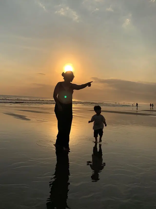Potret Putri Titian Asuh Kedua Anaknya Tanpa Baby Sitter (sumber: instagram/@putrititian)