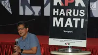 Pengamat politik Rocky Gerung menjadi pembicara dalam diskusi di Gedung KPK, Jakarta, Selasa (23/7/2019). Diskusi tersebut mengangkat tema " Upaya Mempertahankan Independensi KPK". (merdeka.com/Dwi Narwoko)
