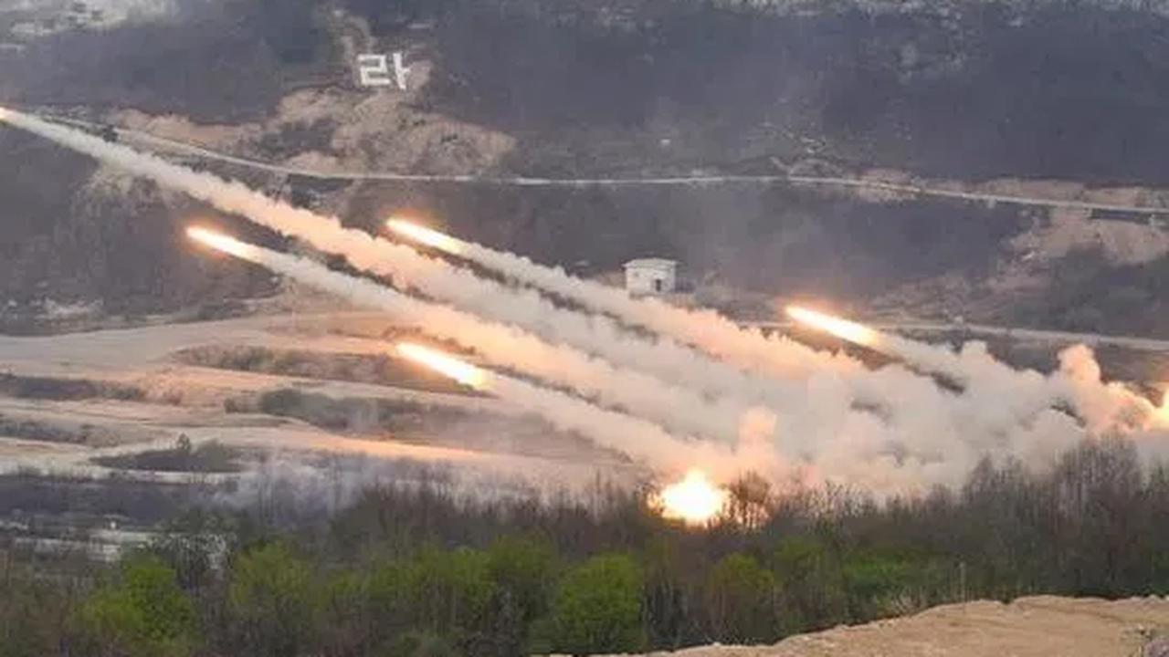 Pada pukul 05.30 WIB, dilakukan skenario latihan gabungan tank amfibi yang mendarat di Pantai Banongan.