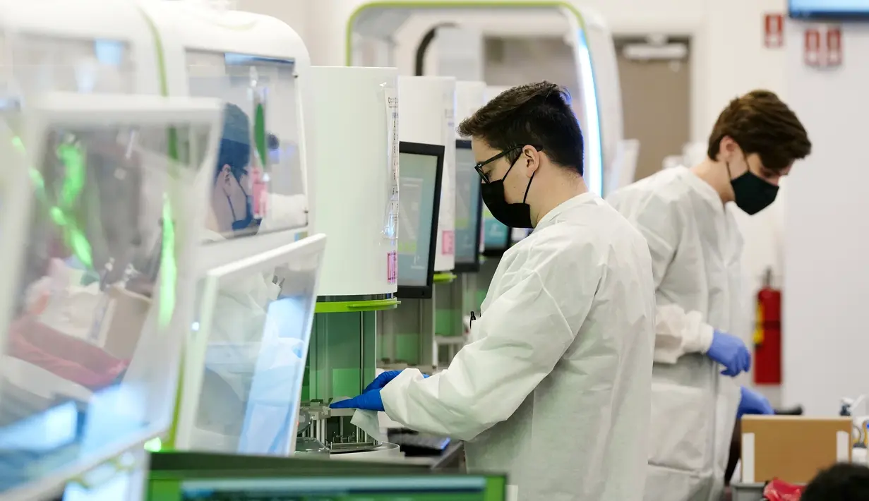 Ilmuwan laboratorium medis mengawasi tes PCR COVID-19 di Sonora Quest Laboratory, Phoenix, Selasa (11/1/2022). Sebagai lab pengujian diagnostik terbesar di Arizona, Sonora Quest menjalani hampir 30.000 tes PCR COVID-19 pada 4 Januari, terbanyak sejak pandemi dimulai. (AP Photo/Ross D. Franklin)