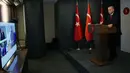 Presiden Turki Recep Tayyip Erdogan mengikuti upacara pembukaan Rumah Sakit Kota Basaksehir via konferensi video di Istanbul, Senin (20/4/2020). Fase pertama dari rumah sakit superbesar baru itu, yang akan digunakan untuk merawat pasien COVID-19, diresmikan pada Senin (20/4) di Istanbul. (Xinhua)