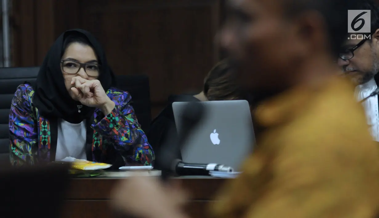 Terdakwa gratifikasi dan suap pemberian izin lokasi perkebunan kelapa sawit, Rita Widyasari menyimak keterangan saksi pada sidang lanjutan di Pengadilan Tipikor, Jakarta, Rabu (11/4). Sidang mendengar keterangan saksi. (Liputan6.com/Helmi Fithriansyah)