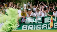 Suporter Celtic Lempar Bom Asap ke Lapangan