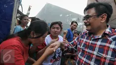 Warga berjabat tangan dengan Cawagub DKI Jakarta, Djarot Saiful Hidayat di Tegal Alur, Jakarta, Rabu (7/12). Dalam blusukannya Djarot berjanji akan segera memasukkan pelayanan air perpipaan di permukiman warga Tegal Alur. (Liputan6.com/Yoppy Renato)