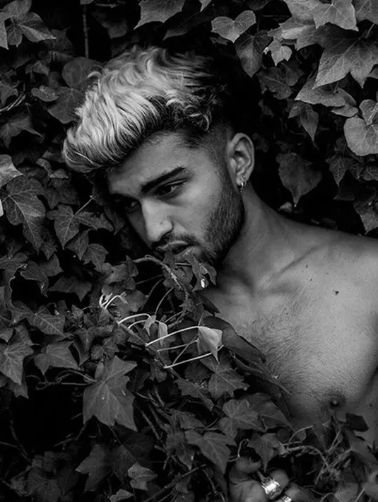 Dilansir OKonline, Pria ini bernama Shyan Ranje sukses membuat netizen heboh terutama penggemar Zayn Malik. Pria ini sangat mirip dengan Zayn malik dari ujung kepala hiingga kaki. (Instagram)