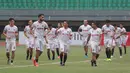 Para pemain Persija Jakarta melakukan pemanasan saat sesi latihan di Stadion Patriot Bekasi, Sabtu (11/11/2017). Latihan tersebut jelang melawan Bhayangkara FC. (Bola.com/Nicklas Hanoatubun)