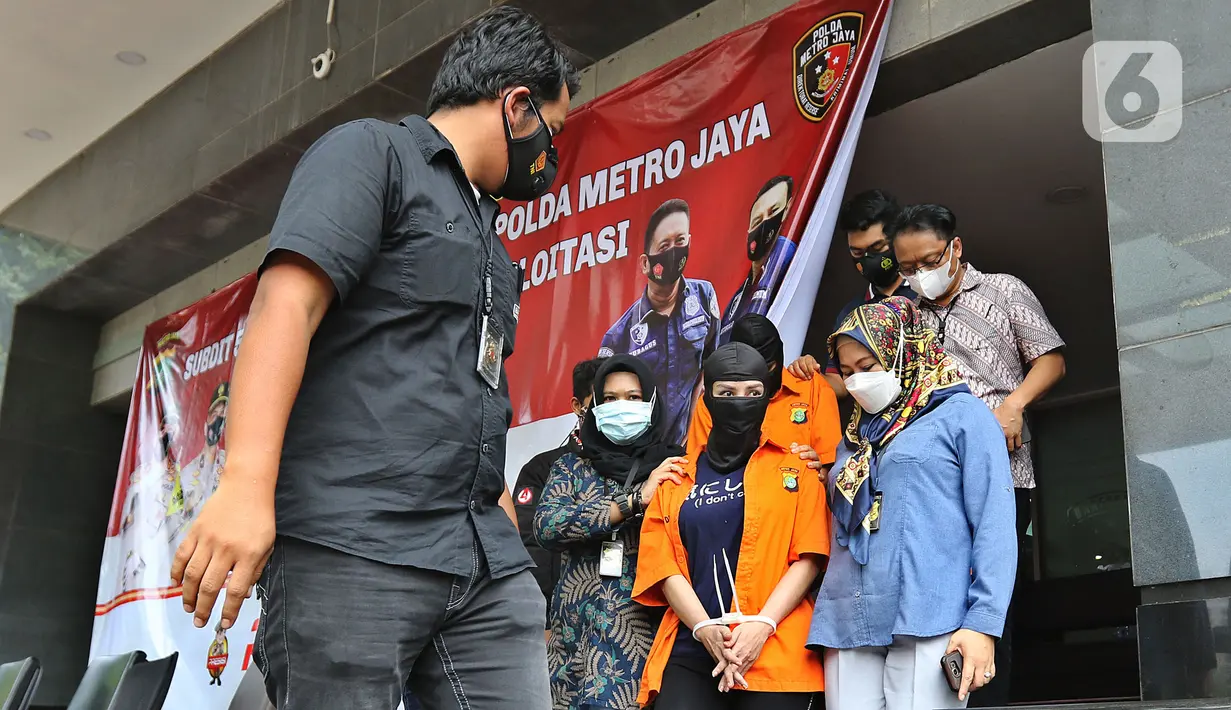 Artis Cyntiara Alona saat dihadirkan sebagai tersangka dalam gelar kasus prostitusi dan eksploitasi anak  Ditreskrimum Polda Metro Jaya, Jakarta, Jumat (19/03/2021). Dalam pengungkapan tersebut diamankan belasan barang bukti handphone, uang tunai dan alat kontrasepsi. (Liputan6.com/Herman Zakharia)