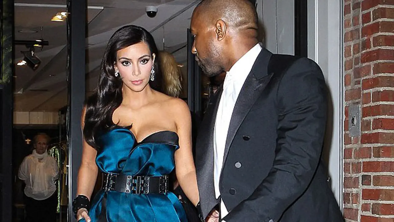 Tampil Seksi di Met Gala, Rok Kim Kardashian Tersingkap