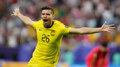 Pemain Malaysia Romel Morales melakukan selebrasi setelah mencetak gol ke gawang Korea Selatan pada pertandingan sepak bola Grup E Piala Asia di Stadion Al Janoub, Al Wakrah, Qatar, Kamis (25/1/2024). Pertandingan berakhir imbang 3-3. (AP Photo/Thanassis Stavrakis)