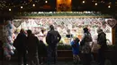 Seorang penjual menjual roti jahe dan permen lainnya di pasar Natal di depan balai kota Wina di Wina, Austria (19/11/2019). Christkindlmarkt atau Pasar Natal bertebaran di Kota Vienna. Setiap distrik, ataupun spot-spot wisata memiliki Pasar Natal masing-masing. (AFP Photo/Joe Klamar)