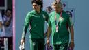 Kiper Meksiko, Guillermo Ochoa (kiri) dan asisten pelatih Norberto Scoponi berbicara selama latihan tim di Jor, Qatar, Selasa, 29 November 2022. Saat ini, baik Arab Saudi maupun Meksiko masih memiliki peluang untuk lolos ke babak 16 besar. Kedua tim harus saling mengalahkan untuk mengamankan laju mereka di Piala Dunia 2022. (AP Photo/Moises Castillo)