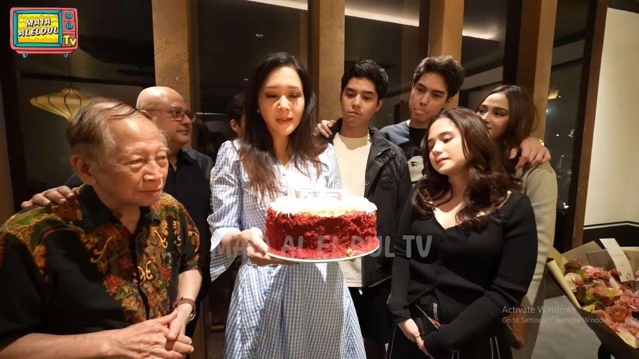 Perayaan Ultah Maia Estianty Dinner Bareng Suami, Orang Tua, Anak dan Calon Mantu yang Cantik-Cantik, Kumpul Semua!
