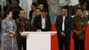 Presiden RI, Joko Widodo, menandatangani prasasti saat peresmian Istora Senayan, Selasa (23/1/2018). Setelah direnovasi Istora kini berkapasitas 7.120 penonton dan memiliki kursi dan pencahayaan yang lebih baik. (Bola.com/M Iqbal Ichsan)