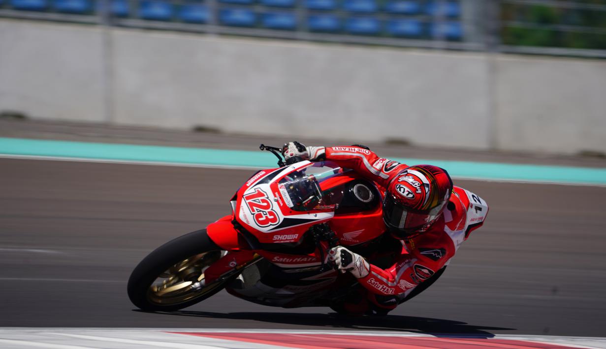 Pembalap Astra Honda Racing Team, Rheza Danica Ahrens, memacu motor Honda CBR 250 RR dalam sesi latihan bebas hari pertama seri Asia Road Racing Championship (ARRC) 2023 kelas AP250  di Sirkuit Mandalika, Lombok, Jumat (11/08/2023). Rheza berhasil menjadi yang tercepat di hari pertama meskipun mendapat pengurangan 1000 rpm pada kekuatan mesin motor. (Dok. AHRT)