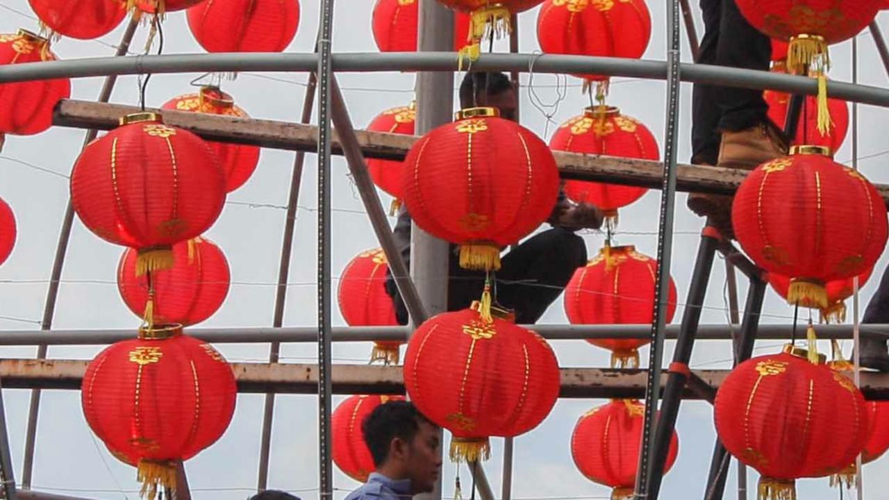 Lampion-lampion ini tidak hanya terlihat di siang hari, tetapi nantinya akan memberikan keindahan saat malam hari. <br>(Foto liputan6.com / Angga Yuniar)<br>