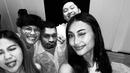 Mahalini dan alumni Indonesian Idol X dikenal sangat solid, mereka saling mendukung satu sama lain. Tak sabar menantikan kekompakan mereka saat Mahalini dan Rizky Febian menikah.(Liputan6.com/IG/@noviabachmid)