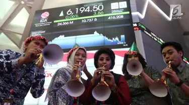 Sejumlah karyawan meniup terompet saat penutupan Indeks Harga Saham Gabungan (IHSG) 2018 di Kantor BEI, Jakarta, Jumat (28/12). Perdagangan IHSG 2018 resmi ditutup. (Liputan6.com/Angga Yuniar)