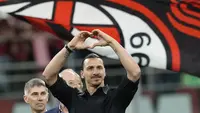 Pemain AC Milan, Zlatan Ibrahimovic, memberikan isyarat cinta kepada ribuan suporter setelah memberikan pidato perpisahannya dari dunia sepakbola di San Siro, Senin (5/6/2023) dini hari WIB. (AP Photo/Antonio Calanni)
