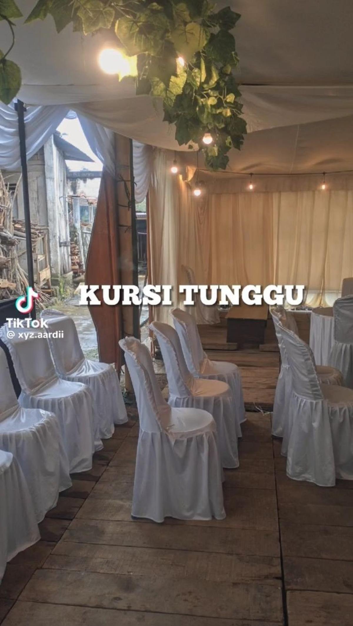 Kursi tunggu untuk para pemilih juga tampak rapi dengan penutup kain berwarna putih.