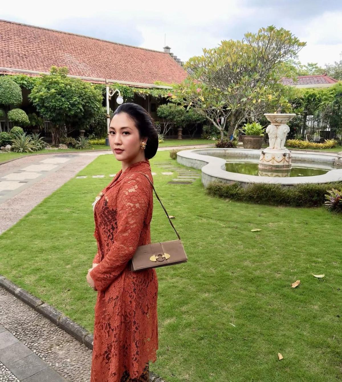 5 Potret Sherina Munaf Pakai Kebaya Hadiri Jumenengan Mangkunegara X, Makna di Balik Kehadirannya