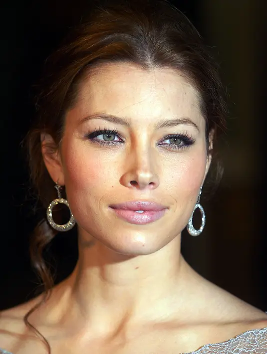 Istri dari penyanyi Justin Timberlake, Jessica Biel yang resmi menikah pada tahun 2012 lalu, memang memiliki bentuk bibir yang penuh, padat dan seksi membuatnya selalu tampil sempurna. (AFP/Bintang.com)