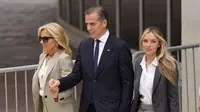 Hunter Biden putra Presiden AS Joe Biden keluar dari gedung pengadilan sambil berpegangan tangan dengan ibu negara AS Jill Biden dan istrinya. (AP/Matt Slocum)