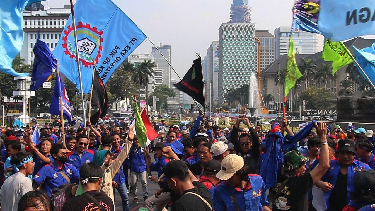 Tuntutan utama mereka kepada pemerintah adalah segera membatalkan omnibus law Undang-Undang Cipta Kerja yang dinilai merugikan buruh.