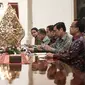 Suasana pertemuan Jokowi didampingi beberapa menteri dengan anggota Dewan Negara China Yang Jiechi bersama rombongan di Istana Merdeka, Jakarta, Senin (9/5). Pertemuan tertutup itu membahas beberapa persoalan perekonomian. (Liputan6.com/Faizal Fanani)