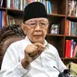 Salahuddin Wahid atau Gus Sholah memberi keterangan pers ketika tim Jelajah Kebangsaan berkunjung ke Pesantren Tebuireng dan ziarah makam Gus Dur di Jombang, Jawa Timur, Rabu (20/2). (Liputan6.com/Johan Tallo)