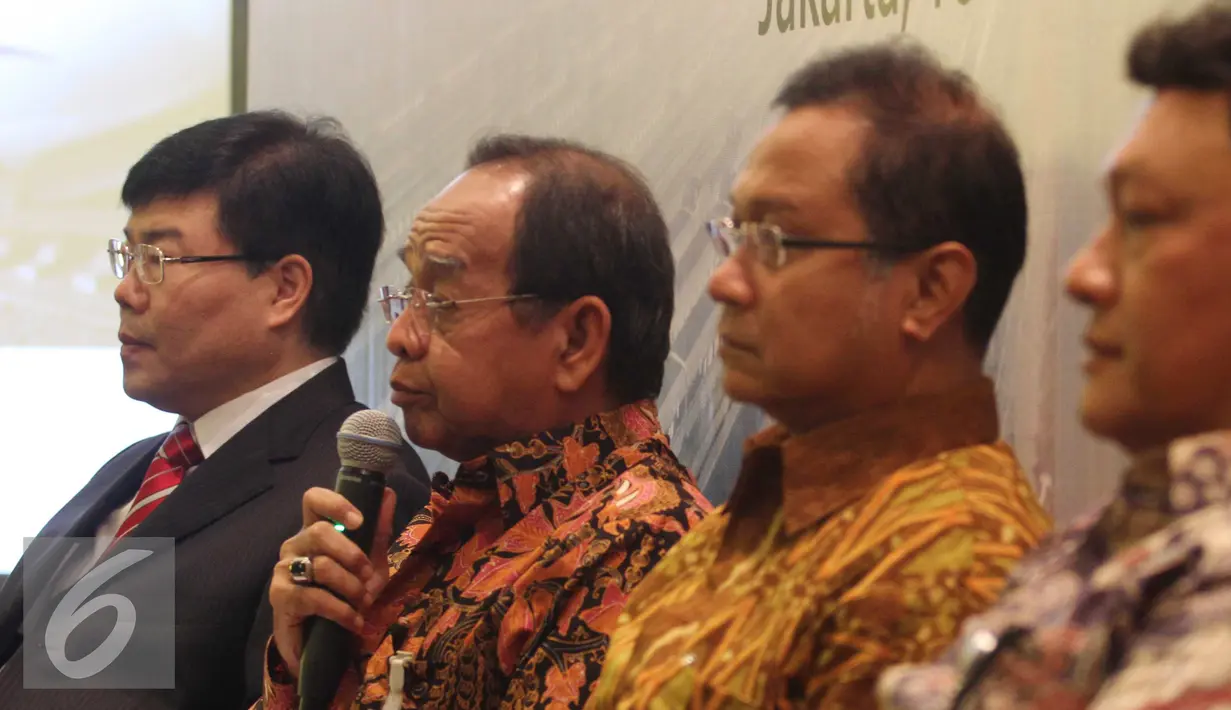 Yang Zhong Min (kiri) berdialog usai penandatanganan perjanjian di Jakarta (16/10/2015). PT PSBI merupakan konsorsium empat BUMN resmi bekerjasama dengan China Railway International untuk membangun kereta cepat Jakarta-Bandung. (Liputan6.com/Angga Yuniar)