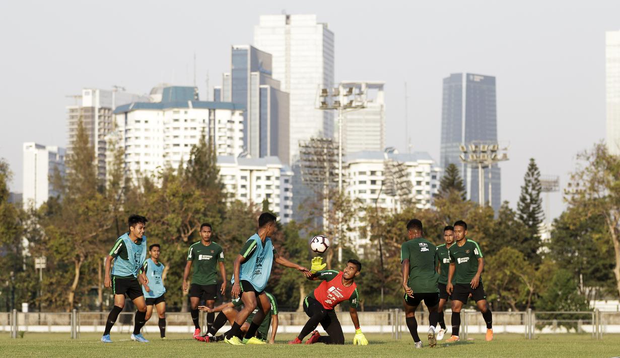 Pemain Timnas Indonesia U-22 berebut bola saat latihan di Lapangan G, Senayan, Jakarta, Sabtu (5/10). Latihan ini merupakan persiapan menjelang SEA Games 2019. (Bola.com/Yoppy Renato)