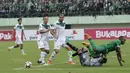 Striker Persebaya, Riky Kayame, terjatuh di kotak penalti PSMS pada laga perempat final Piala Presiden di Stadion Manahan, Solo, Sabtu, (3/2/2018). PSMS menang adu penalti atas Persebaya dengan skor 4-3. (Bola.com/M Iqbal Ichsan)