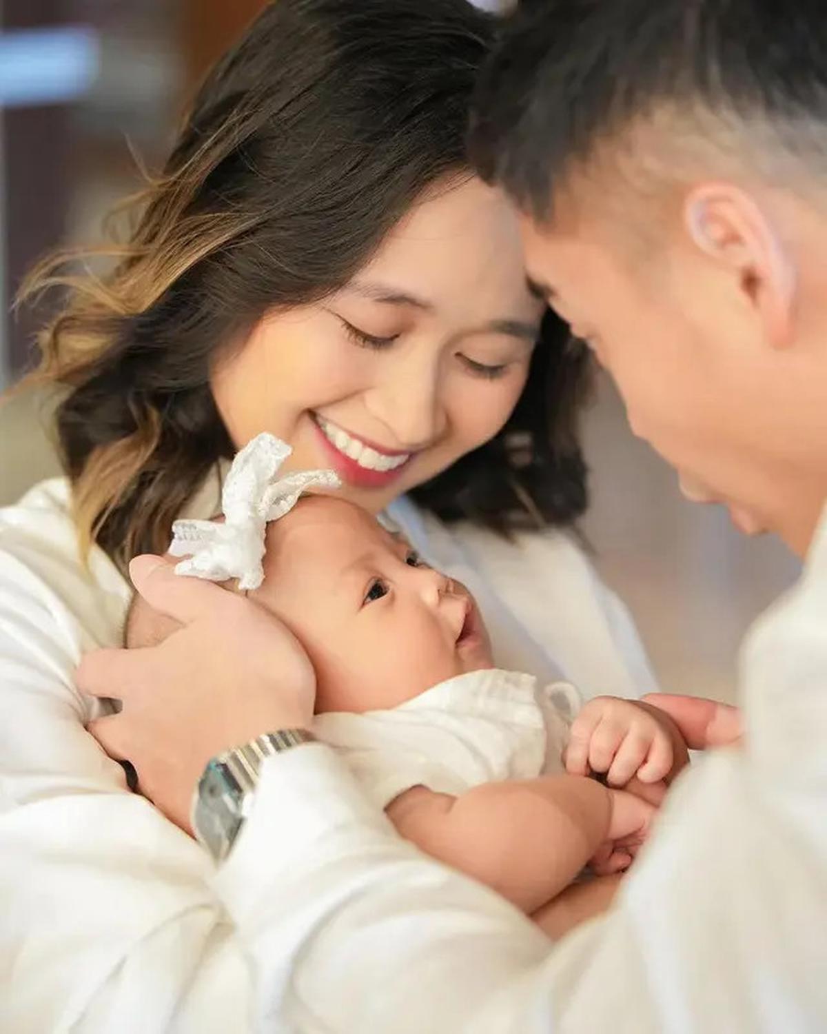 7 Potret Gritte Agatha Gelar Penyerahan Anak ke Gereja, Arief Hidayat Ikut Belajar