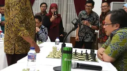 Menteri PPN/Kepala Bappenas Bambang Brodjonegoro saat bertanding dengan Grand Master Catur Indonesia Cerdas Barus dalam acara Porseni 2018 di kantor Kementerian PPN/Bappenas, Jakarta, Jumat (14/9). (Liputan6.com/HO/Bappenas)