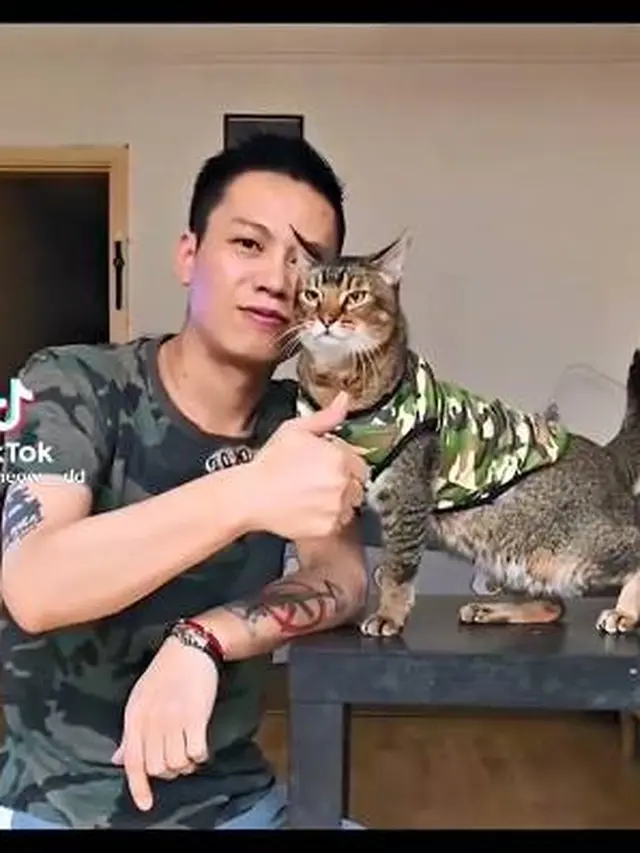 7 Gaya Keren Majikan dan Kucing Saat Tampil Kompak Ini Menggemaskan