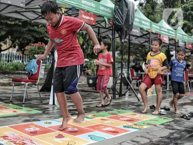 Anak-anak bermain permainan tradisional di kawasan Kota Tua, Jakarta Barat, Minggu (13/11/2022). Kawasan Kota Tua Jakarta menggelar Festival Permainan Tradisional. (merdeka.com/Iqbal S. Nugroho)