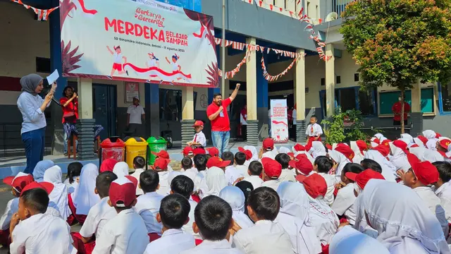 Cara Anak-anak Bantargerbang Rayakan Hari Kemerdekaan RI dengan Belajar Memilah Sampah