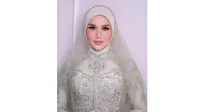 Detail Kebaya Mulan Jameela dengan Hijab Lapis Transparan Mewah di Akad Nikah Al Ghazali