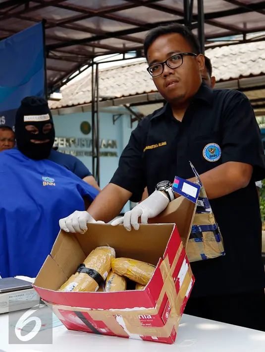 Petugas BNN menunjukkan barang bukti shabu yang akan dimusnahkan di Kantor BNN, Jakarta, Kamis (17/9/2015). BNN memusnahkan 7,8 kg sabu dari hasil pengungkapan 4 kasus peredaran narkoba selama bulan Agustus. (Liputan6.com/Yoppy Renato)