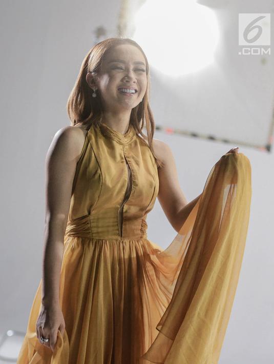 Cita Citata saat proses syuting video klip di kawasan Jakarta, Senin (15/10). Syuting video klip tersebut meremake lagu dari Sandra Dewi berjudul ku akui hati ini. (Liputan6.com/Faizal Fanani)