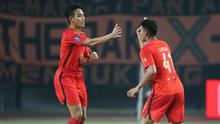 Selebrasi pemain Persija Jakarta, Muhammad Ferarri (kanan) bersama rekannya, Rizky Ridho setelah mencetak gol ke gawang Rans Nusantara FC pada laga pekan ke-16 BRI Liga 1 2023/2024 di Stadion Patriot Candrabhaga, Bekasi, Minggu (22/10/2023) malam WIB. (Bola.com/Abdul Aziz)