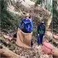 Menangkap durian dari atas pohon (Sumber: Instagram/interesting_eng)