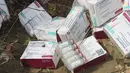 Vaksin COVID-19 yang kedaluwarsa siap dihancurkan oleh pejabat pemerintah di Abuja, Nigeria, Rabu (22/12/2021). Nigeria memusnahkan lebih dari 1 juta dosis vaksin COVID-19 AstraZeneca yang kedaluwarsa hasil sumbangan dari negara-negara kaya di Barat. (AP Photo/Olamikan Gbemiga)