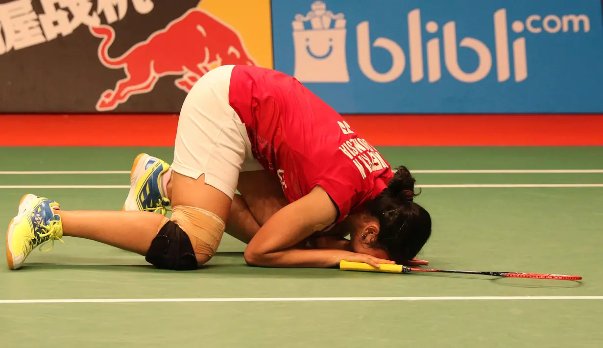 Sujud syukur Lindaweni Fanetri setelah memastikan kemenangan. (Bola.com/Arief Bagus)