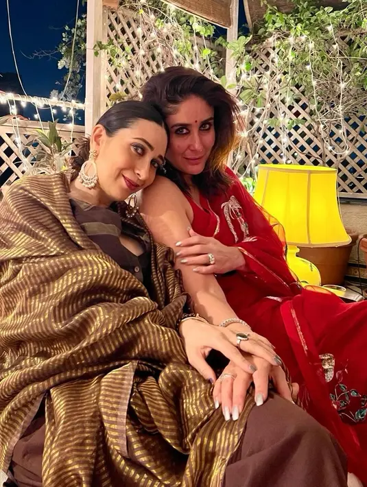 Hadir juga Kareena Kapoor mengenakan kain sari berwarna merah.  [@therealkarismakapoor]